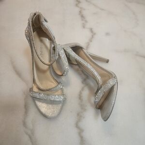 Maripe Shimmering Silver Heels